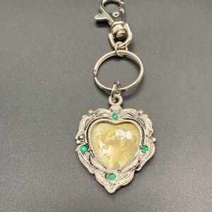Item 679 Victorian Picture Keychain